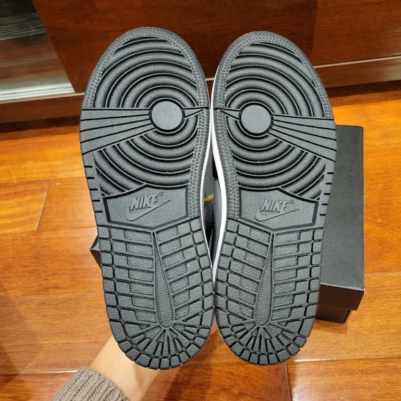 New Nike Air Jordan 1 Mid "Shadow" Kids Sneakers - Picture 9 of 10